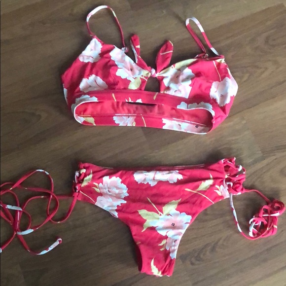 Billabong Swimsuit Top - Picture 1 of 3